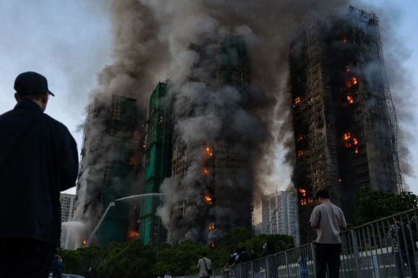 வெளிநாடொன்றில் பற்றி எரியும் அடுக்குமாடிக் குடியிருப்பு: அதிகரிக்கும் பலி எண்ணிக்கை | Hong Kong High Rise Fire Claims 13 Lives வெளிநாடொன்றில் பற்றி எரியும் அடுக்குமாடிக் குடியிருப்பு: அதிகரிக்கும் பலி எண்ணிக்கை | Hong Kong High Rise Fire Claims 13 Lives