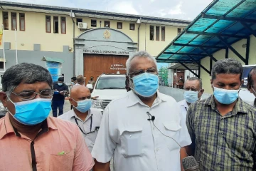 சிறையிலுள்ள இந்திய மீனவர்களைச் சந்தித்த டக்ளஸ்! (காணொளி)
