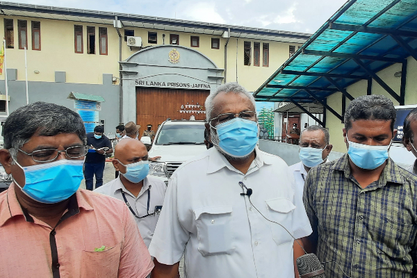 சிறையிலுள்ள இந்திய மீனவர்களைச் சந்தித்த டக்ளஸ்! (படம்) - ஐபிசி தமிழ்