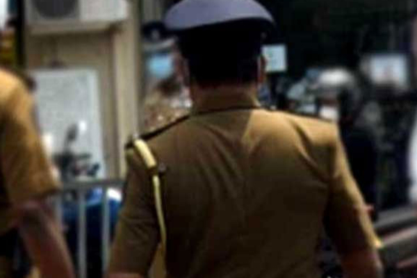 யாழில் சந்தேகநபரை பிடிக்கப்போய் கன்னத்தில் கடிவாங்கிய பொலிஸார்! | Police Caught Suspect Bit Him On The Cheek