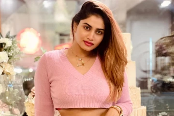 மாலையும் கையுமாக இருக்கும் ஷிவானி நாராயணன்! போட்டோ வைரல்