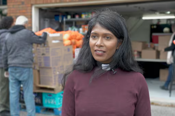 மூடப்பட்ட உணவு வங்கி... கனடாவில் பெண் பாதிரியார் எடுத்த நடவடிக்கை | Indian Priest Open Scarborough Food Bank In Garage