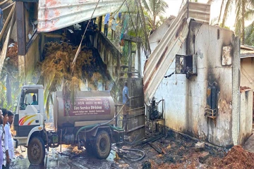 கிளிநொச்சியில் தீயில் எரிந்து சேதமான தும்புத் தொழிற்சாலை