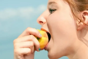 பழங்களை சாப்பிடும் போது ஒருபோதும் இந்த தவறுகளை செய்யாதீங்க! உயிரை பறிக்கும் ஆபத்தை ஏற்படுத்துமாம்