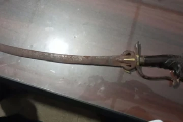 වළගම්බා රජ සමයට අයත්, නිධානයකින් හොයාගත් කඩුව විකුණද්දී අල්ලයි..(PHOTOS)