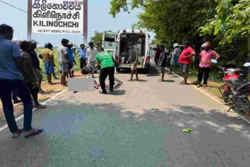 · கிளிநொச்சியில் பாடசாலையிலிருந்து மகளை ஏற்றிவரச் சென்ற தாய்க்கு நேர்ந்த துயரம்