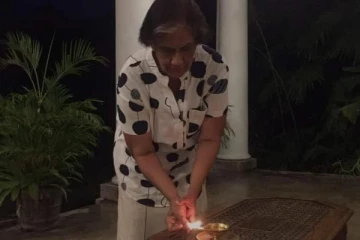 முள்ளிவாய்க்கால் தினத்தில் சுடரேற்றி அஞ்சலி செலுத்தினார் சந்திரிக்கா!