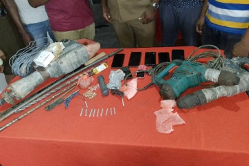 பல கோடி ரூபாய் பெறுமதியான தங்கத்தகடு! தோண்டி எடுக்க முற்பட்டவர்களுக்கு நேர்ந்த நிலை