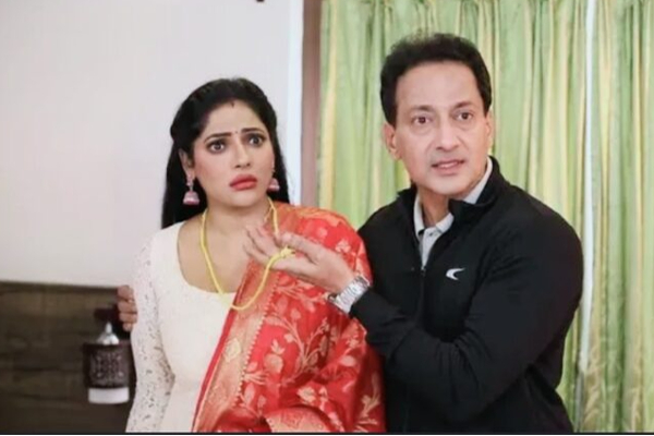 சோலி முடிஞ்சிப்போச்சி.. பாட்டு பாடி அசத்திய பாக்யாவை சைட் அடித்து ராதிகாவிடம் மாட்டிக்கொண்ட கோபி... | Pandianstores Baakiyalakshmi Magasangamam Gopi