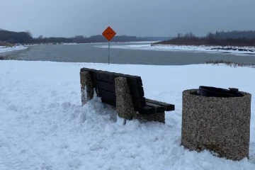 உறைந்து போன ஆற்றில் சிக்கிக்கொண்ட கனேடிய இளம்பெண்