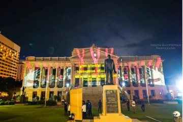 ජනාධිපති ලේකම් කාර්යාලය සටන් පාඨ වලින් වර්ණවත් කළ ප්රොජෙක්ටරය වසා දමයි. ( PHOTOS/VIDEO)