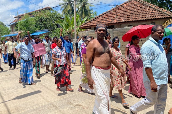 நாடாளுமன்றத்திலும் ஆதரவில்லை: வருத்தம் தெரிவித்த மட்டக்களப்பு பண்ணையாளர்கள் (Photos) | No Support In Parliament To Batticaloa Farmers