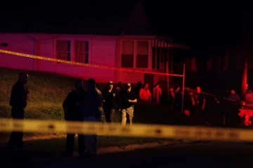 அமெரிக்காவில் வீடொன்றிற்குள் மர்ம நபர்கள் நடத்திய துப்பாக்கிச்சூடு! 4 பேர் உயிரிழப்பு