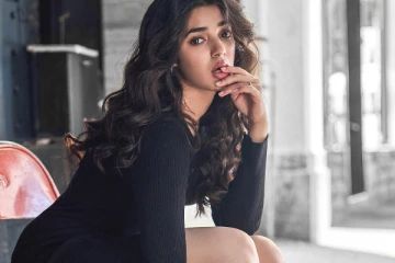 மாடர்ன் உடையில் அசத்தும் க்ரித்தி ஷெட்டி