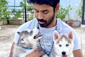 நடிகர் தனுஷ் கையில் வைத்து கொஞ்சும் இந்த நாய்களின் விலை மட்டும் இத்தனை லட்சமா?