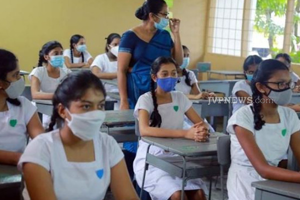 அடுத்தடுத்து 40 பாடசாலை மாணவிகள் வைத்தியசாலையில் அனுமதி | 40 Female Students Admitted To Hospital