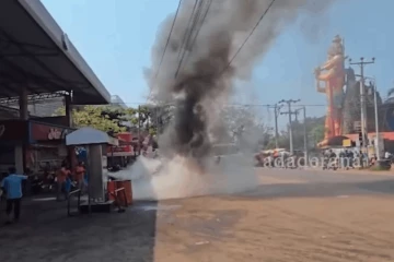 ඉන්ධන පෝලිමේ හදිසි ගින්නක් - යතුරුපැදියක් ගිනිගනී [VIDEO]