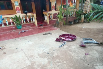 வவுனியா - தோணிக்கல் பகுதியிலுள்ள வீட்டிற்குள் புகுந்து இளைஞர் குழு அட்டகாசம்