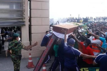 சவப்பெட்டியுடன் ஜனாதிபதி அலுவலகத்திற்குள் நுழைய முயன்ற மக்களால் ஏற்பட்ட பதற்றம்!