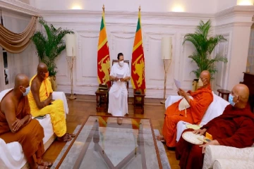 இடைக்கால அரசாங்கத்தை அமைக்க மகிந்தவின் நிபந்தனை (Photos)