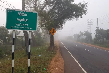 வவுனியாவில் நீண்ட நாட்களுக்கு பிறகு கடும் பனி மூட்டம்