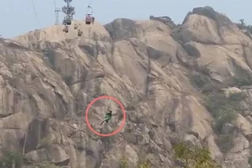 ரோப் கார் ஒன்றுடன் ஒன்று மோதி கோர விபத்து! கயிற்றில் தொங்கிய பெண் கீழே விழுந்த பதறவைக்கும் வீடியோ