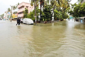 மழை நின்ற பின்னரும் சென்னையில் 300 இடங்களில் வடியாத வெள்ளம்