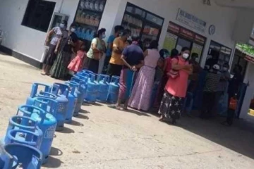 யாழில் சமையல் எரிவாயுவிற்காக நீண்ட வரிசையில் காத்திருக்கும் மக்கள்