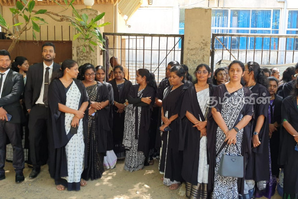 பொலிஸாரின் அத்துமீறிய நடவடிக்கை : யாழில் போராட்டத்தில் குதித்த சட்டத்தரணிகள் | Jaffna Protest Lawyers Join Protest In Jaffna