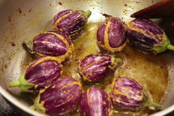 வீட்டில் இரண்டு கத்தரிக்காய் இருக்கா? இப்படி கார குழம்பு செய்ங்க | How To Make A Kathirikkai Karakuzhambu வீட்டில் இரண்டு கத்தரிக்காய் இருக்கா? இப்படி கார குழம்பு செய்ங்க | How To Make A Kathirikkai Karakuzhambu