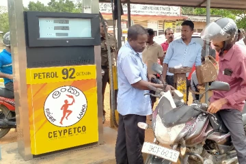 நாடளாவிய ரீதியில் நீண்ட நாட்களின் பின் எரிபொருள் விநியோகம்(Photos)