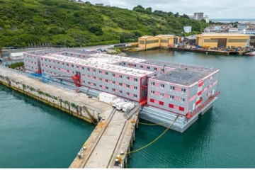 மிதக்கும் சிறை எப்படி இருக்கிறது? புலம்பெயர்ந்தோர் சிலர் கூறியுள்ள தகவல்கள்