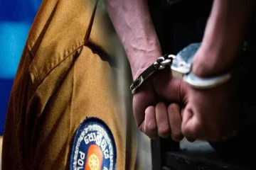 பொலிஸாரை அச்சுறுத்தி புகைப்படம் எடுக்க முற்பட்ட இளைஞன் கைது