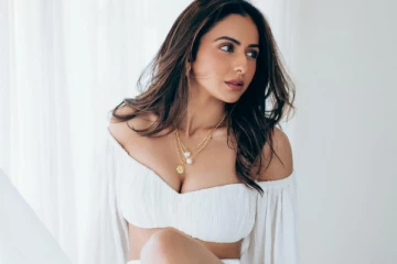 எல்லைமீறும் கவர்ச்சியில் ரகுல் ப்ரீத்.. வைரல் ஸ்டில்கள்