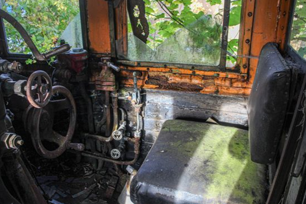 50 வருஷமா நடு காட்டுக்குள்ள நிற்கும் மர்ம ரயில்! அருகில் சென்றதும் புகை வரும் ஆச்சரியம் | Ghostly Abandoned Train Found Deep In The