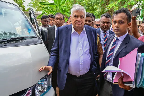 திலீப பீரிஸின் தீர்க்கமான வாதத்தால் ரணிலின் கைகளை பற்றிப்பிடித்த கைவிலங்கு | Angel Of Justice Who Does Not See Ranil S Merit