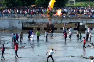 கல் எறியும் திருவிழாவாம் - எப்படியெல்லாம் கொண்டாடுராங்க பாருங்க! எங்கே?