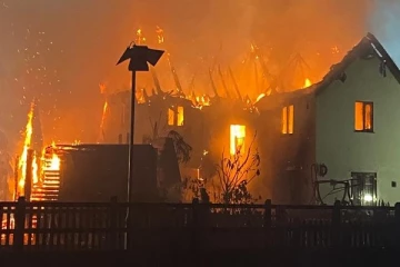 பிரித்தானியாவில் நள்ளிரவில் திடீரென பற்றி எரிந்த வீடு: முதலாளிகளின் உயிரை காப்பாற்றிய நாய்கள்