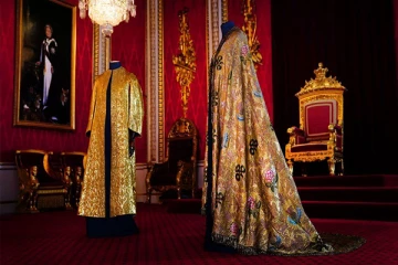 பிரித்தானிய மன்னராக சார்லஸ் அணியவிருக்கும் தங்க ஆடைகள்!