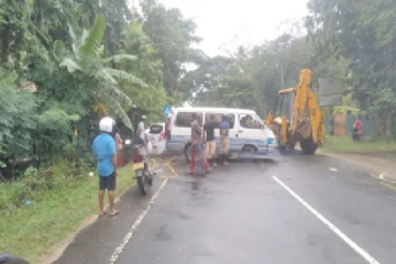 பேருந்தை முந்திச் செல்ல முற்பட்டவேளை நிகழ்ந்த அனர்த்தம்