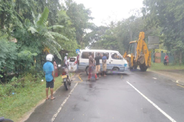 பேருந்தை முந்திச் செல்ல முற்பட்டவேளை நிகழ்ந்த அனர்த்தம் - ஐபிசி தமிழ்