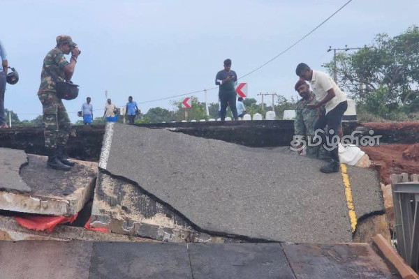 நாயாறு பாலத்தில் படகு மூலம் இலவசமாக நடைபெறும் போக்குவரத்து.. | Weather Sri Lanka Updates