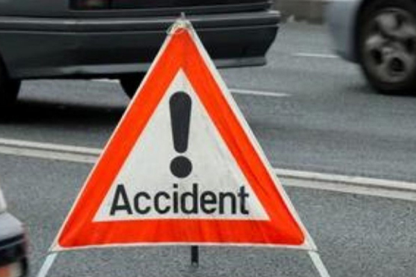 வாகனத்தை முந்தி செல்ல முற்பட்ட பெண் உயிரிழப்பு | Woman Tried To Overtake A Vehicle Died