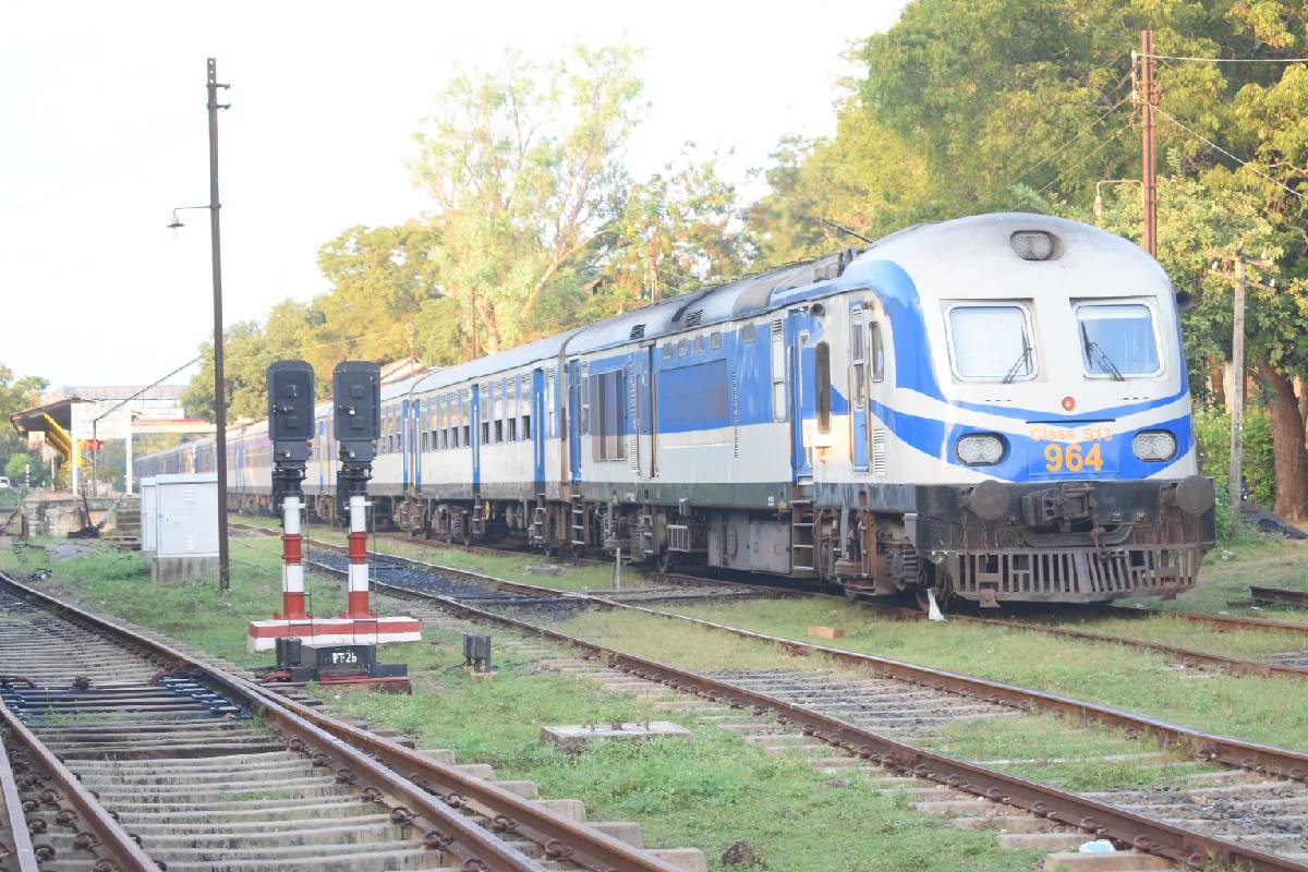 இரண்டரை மாதங்களுக்கு பின் வடக்கு ரயில் சேவை மீண்டும் ஆரம்பம் | Train Services To The North To Resume From April 9 இரண்டரை மாதங்களுக்கு பின் வடக்கு ரயில் சேவை மீண்டும் ஆரம்பம் | Train Services To The North To Resume From April 9
