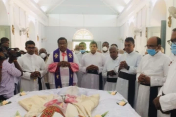 ஆயர் இராயப்பு ஜோசப் ஆண்டகையின் திருவுடல் சிறப்பு வழிபாடுகளுடன் மக்கள் அஞ்சலிக்காக!