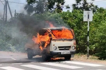 யாழில் திடீரென தீப்பற்றிய பட்டா ரக வாகனத்தால் பரபரப்பு!