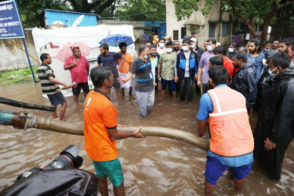 மழை நீரில் தத்தளிக்கும் மக்கள்... உடனே களத்தில் இறங்கிய உதயநிதிஸ்டாலின்! | Tamilnadu Rain