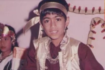 இந்த புகைப்படத்தில் இருக்கும் சிறுவன் யார் தெரியுமா.. 1000 கோடி வசூல் செய்த ஹீரோ