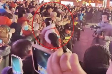 திடீரென ரோபோ மக்களை தாக்க முயன்றதால் பரபரப்பு - வைரலாகும் வீடியோ