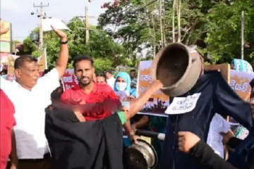 கோட்டா மற்றும் ரணிலின் கொடும்பாவிகளுக்கு செருப்படி!